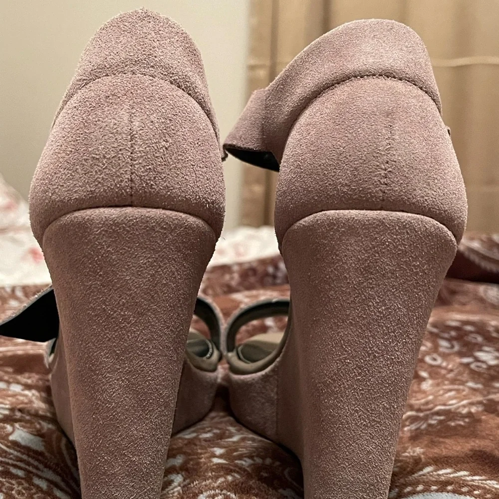 Charles David Grey/Taupe Suede wedge sandals.in size 6.5. - Picture 7 of 10